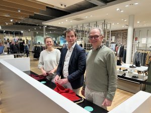 Onze voormalige balie  doet nu dienst als een praktisch punt in de Kringwinkel waar klanten zelf alarmtags van kleding kunnen verwijderen.